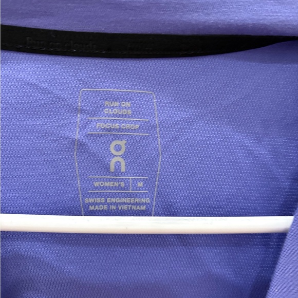 On Running Women's Focus Crop in Purple size medium - Picture 4 of 11